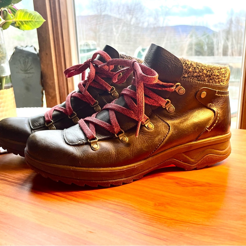 Womens Merrell Bungee Cord leather boots!